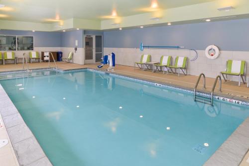 - une grande piscine dans une chambre d'hôtel dans l'établissement Holiday Inn Express & Suites - Ogallala, an IHG Hotel, à Ogallala