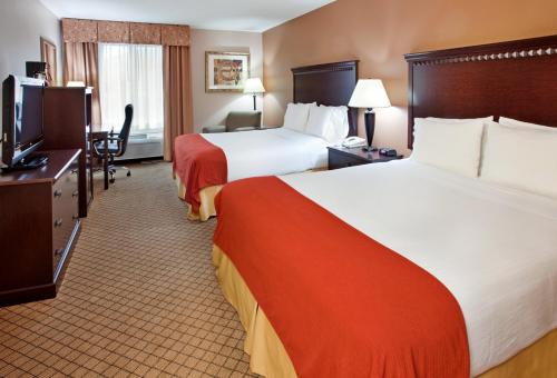 מיטה או מיטות בחדר ב-Holiday Inn Express Kansas City Liberty Missouri, an IHG Hotel