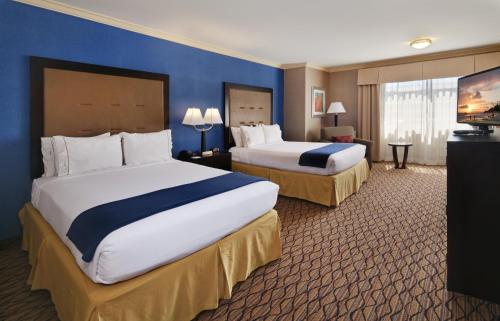 เตียงในห้องที่ Holiday Inn Express Port Hueneme, an IHG Hotel