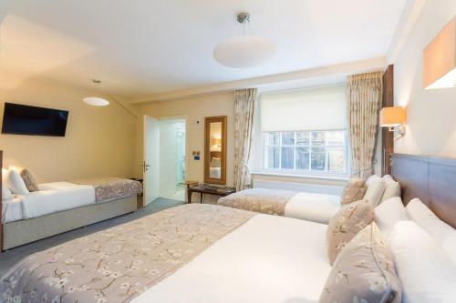 a bedroom with two beds and a window at Gardiner Lodge in Dublin