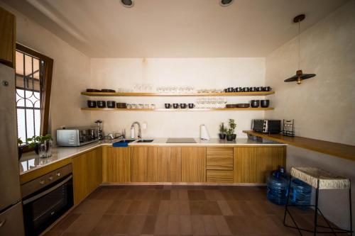 eine Küche mit einer Spüle und einer Arbeitsplatte in der Unterkunft Casa Montore by Barrio Mexico in Guadalajara