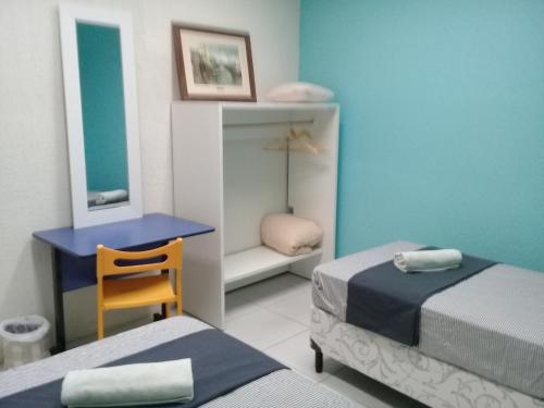 Katil atau katil-katil dalam bilik di Mangue Oranje Hostel