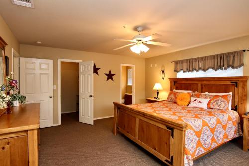 Giường trong phòng chung tại River Run Waterwheel