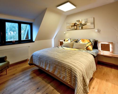 Tempat tidur dalam kamar di Luxury Apartments Adelka