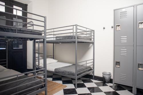 Palanda nebo palandy na pokoji v ubytování Fortel Hostel