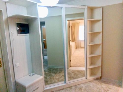 キシナウにあるSofia’s Apartmentの鏡とクローゼット付きの部屋