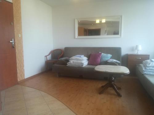 - un salon avec un canapé et une table dans l'établissement Apartament Super Karpacz, à Karpacz