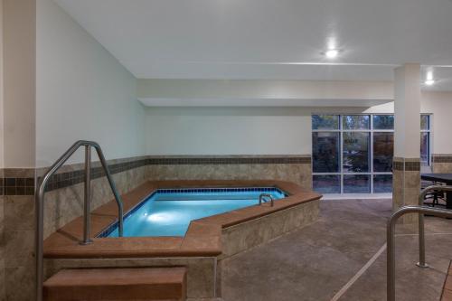 a swimming pool in the middle of a room at AmericInn by Wyndham Sioux Falls North in Sioux Falls