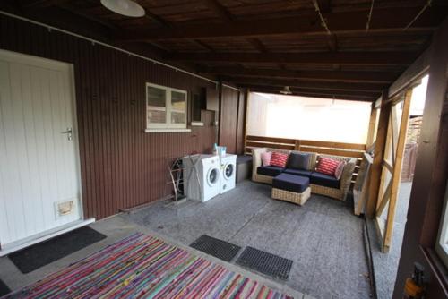 ハンマー・スプリングスにある3 Woodbank Roadのソファとテレビのあるリビングルーム