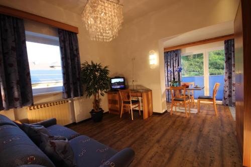 Sala de estar con sofá y mesa con vistas al océano en MIA Appartements - non-serviced Appartements, en Obertauern