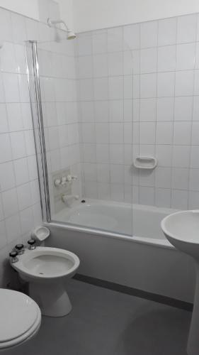 uma casa de banho com um WC, uma banheira e um lavatório. em Ventana al Mar em Puerto Madryn