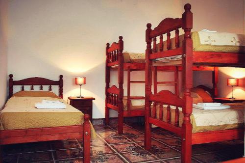 um quarto com 2 beliches e 2 camas individuais em Hotel Valle Escondido em Rosario de Lerma