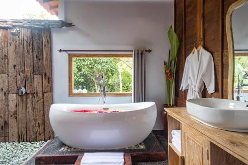 Kylpyhuone majoituspaikassa Be Bali Hut Farm Stay