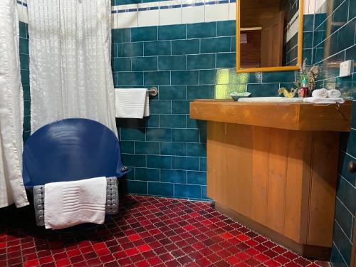 ビーチワースにあるThe Old Prioryの青いタイル張りのバスルーム(青いトイレ付)