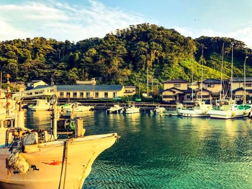 un grupo de barcos están atracados en un puerto en Ocean Lovers Home, en Miyazaki