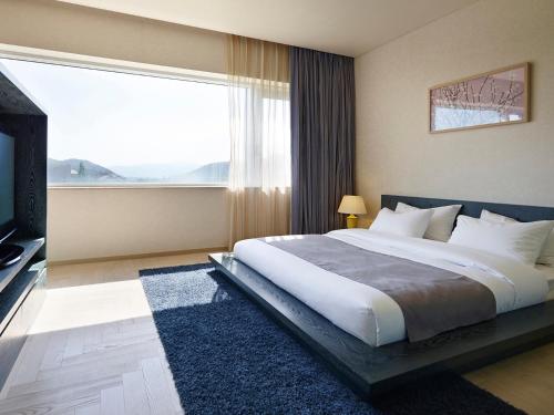 Ένα ή περισσότερα κρεβάτια σε δωμάτιο στο The Suites Hotel Gyeongju