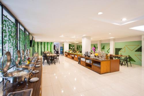 un ristorante con servizio a buffet, tavoli e sedie di Regantris Malioboro a Yogyakarta
