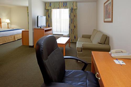 Χώρος καθιστικού στο Holiday Inn Express Hotel & Suites Columbus by IHG