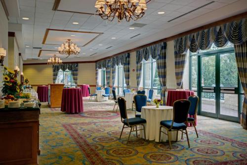 una sala conferenze con tavoli, sedie e lampadario a braccio di Crowne Plaza Hotel Philadelphia - King of Prussia by IHG a King of Prussia