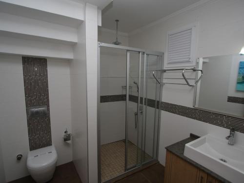 Bilik mandi di Sea Breeze Hotel and Apartments