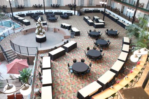 an overhead view of a patio with tables and chairs at Holiday Inn Des Moines-Airport Conf Center by IHG in Des Moines