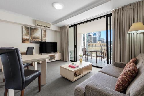 Μια τηλεόραση ή/και κέντρο ψυχαγωγίας στο Oaks Brisbane River City Suites