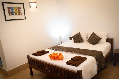 ein Schlafzimmer mit einem Bett mit Handtüchern darauf in der Unterkunft Villa Grange in Phnom Penh