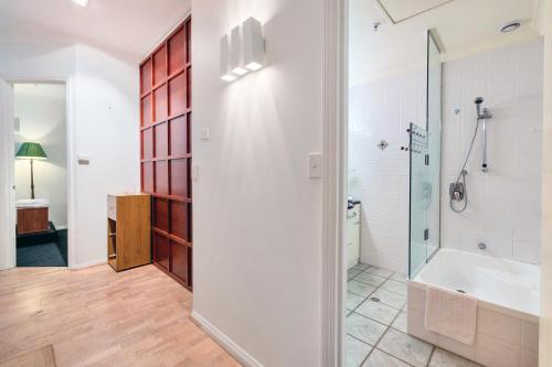 Gallery image of 1BR City Apartment w/ FREE PARKING for 2 cars in Auckland