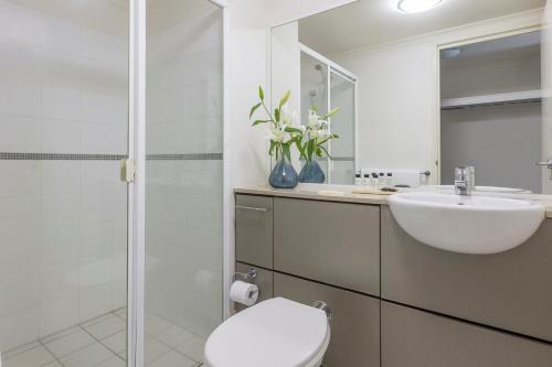 Ένα μπάνιο στο Oaks Brisbane River City Suites