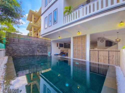 uma imagem de uma piscina numa casa em Plumeria Hotel & Spa em Siem Reap