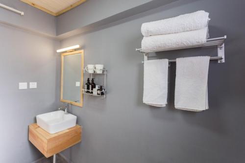 A bathroom at Dali Blocks · Cafe & Travel Hotel