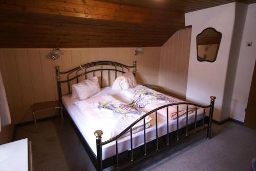een klein bed in een kamer met een houten plafond bij Appartement Gschwandtner in Zell am See