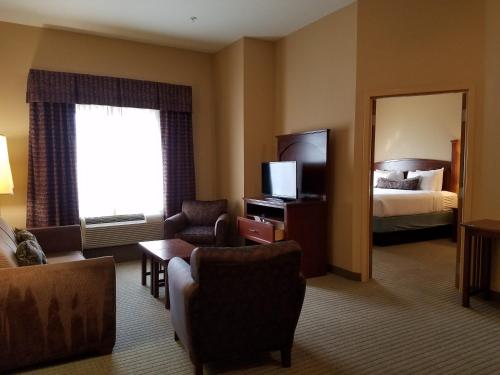 En eller flere senge i et værelse på Staybridge Suites Rogers - Bentonville, an IHG Hotel