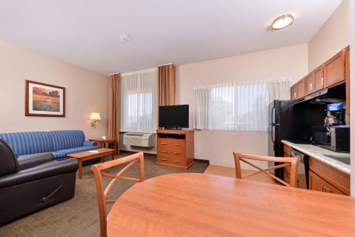 Μια τηλεόραση ή/και κέντρο ψυχαγωγίας στο Candlewood Suites San Diego by IHG