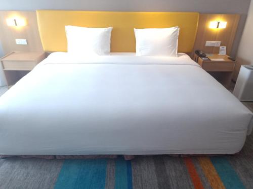 a large white bed in a hotel room at Holiday Inn Express Xi'an Qujiang South by IHG in Xi'an