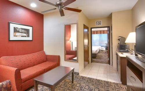 Televisyen dan/atau pusat hiburan di Holiday Inn & Suites Salt Lake City - Airport West by IHG