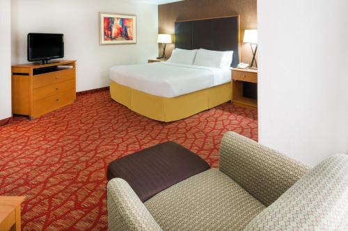 Postel nebo postele na pokoji v ubytování Holiday Inn Express Roseburg, an IHG Hotel