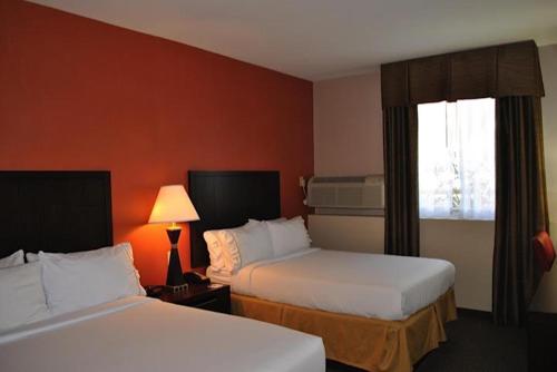 เตียงในห้องที่ Holiday Inn Express Pittsburgh - Munhall, an IHG Hotel