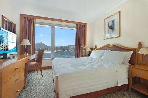 una camera d'albergo con un letto e una grande finestra di Harbour Plaza North Point a Hong Kong