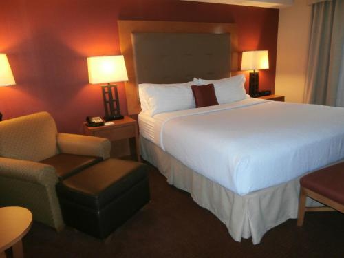 Кровать или кровати в номере Holiday Inn Oakland Airport by IHG