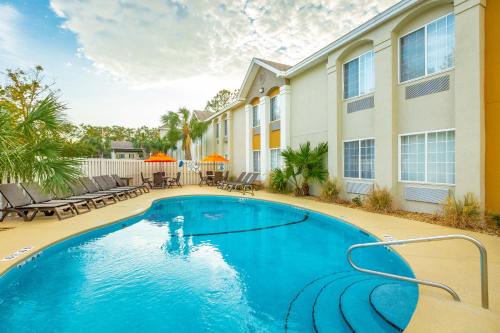 a swimming pool in front of a building at Holiday Inn Express Saint Simons Island, an IHG Hotel in Saint Simons Island