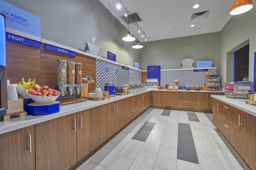 Кухня или мини-кухня в Holiday Inn Express : Eugene - Springfield by IHG
