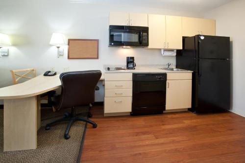 Cucina o angolo cottura di Candlewood Suites Sheridan by IHG