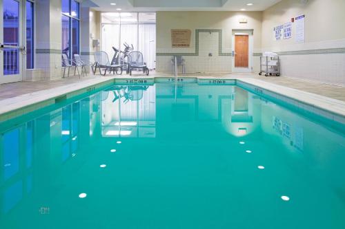 - une piscine d'eau bleue dans un bâtiment dans l'établissement Holiday Inn Santee, an IHG Hotel, à Santee