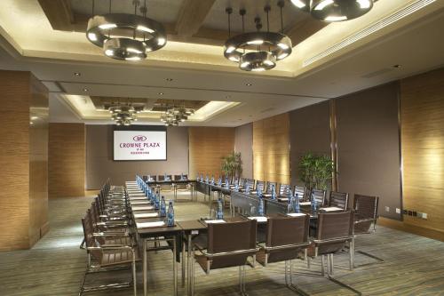 a conference room with a long table and chairs at Crowne Plaza Xi'an by IHG in Xi'an