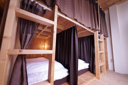 金沢市にあるゲストハウスKadoyasuの二段ベッド2組が備わる客室です。