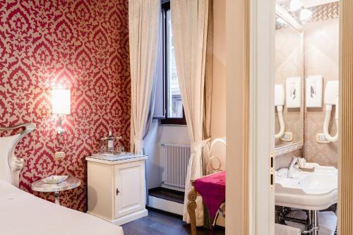 Kúpeľňa v ubytovaní Locanda Del Sole-Roma Piazza Di Spagna Ripetta