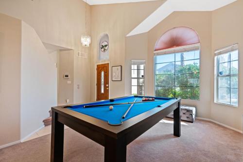 5 Bedrooms Luxury Home, Pool, Playground, BBQ, WiFi & Games