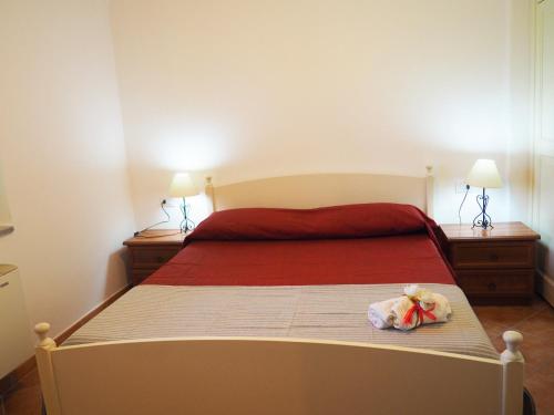 una camera da letto con un letto e un animale di peluche di Casa Vacanze De Grazia direttamente sul Mare a Botricello