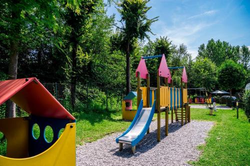 een speeltuin met een rij kleurrijke glijbanen bij Camping Baia Verde in Manerba del Garda